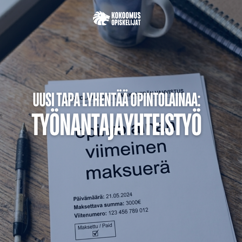 Neliön muotoinen kuva, jonka taustalla on työpöytä ja maksuvahvistuspaperi. Kuvan keskellä on valkoisella tekstillä otsikko: ”Uusi tapa lyhentää opintolainaa: työnantajayhteistyö”. Taustalla olevassa paperissa näkyy teksti ”opintolainan viimeinen maksuerä” ja merkintä suoritetusta maksusta. Yläreunassa on Kokoomusopiskelijoiden logo.