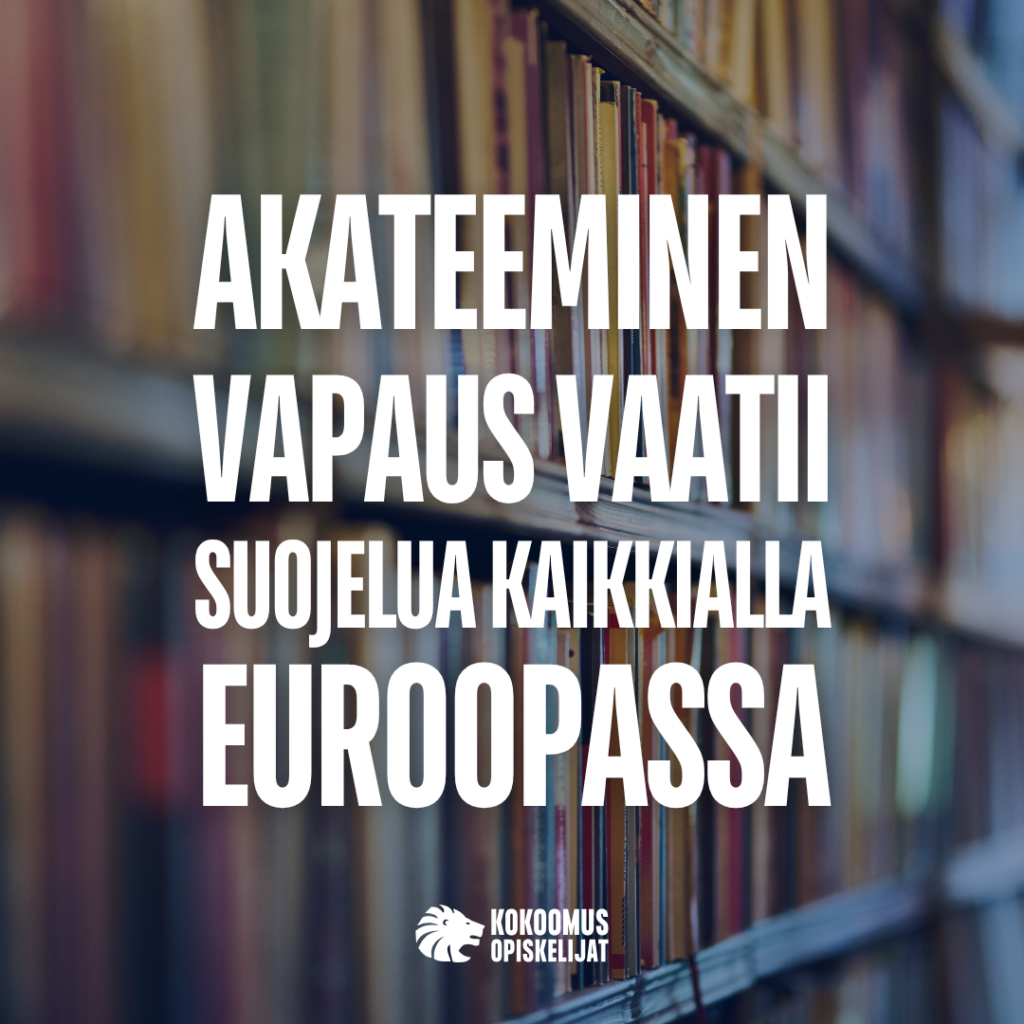 Kuva, jonka taustalla on sumennettu kirjahylly. Kuvan keskellä on kookkaalla valkoisella tekstillä otsikko: ”Akateeminen vapaus vaatii suojelua kaikkialla Euroopassa. Alareunassa on Kokoomusopiskelijoiden logo.